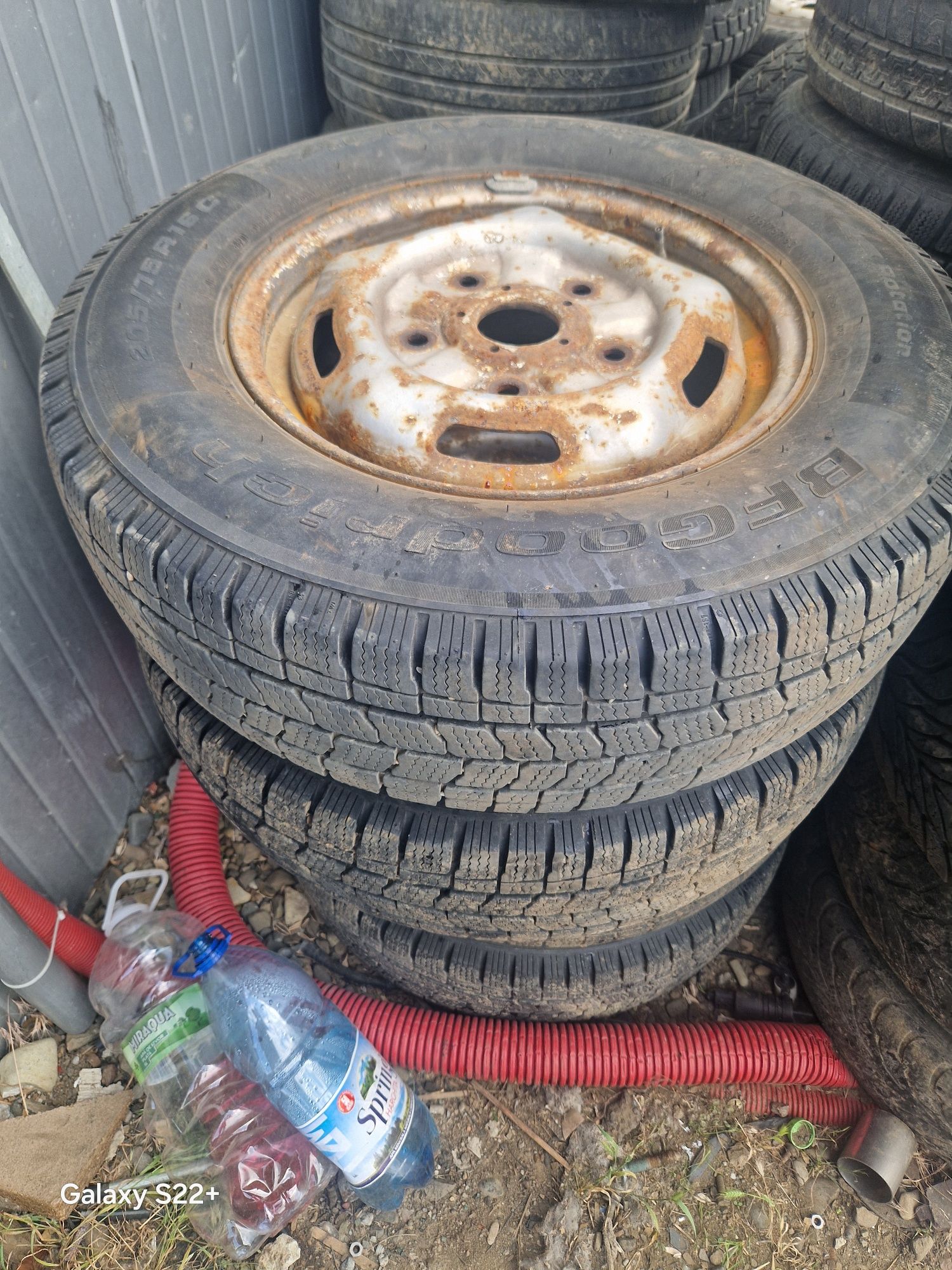 Vînd jante cu cauciucuri 205/75/r16 C pentru ford transit