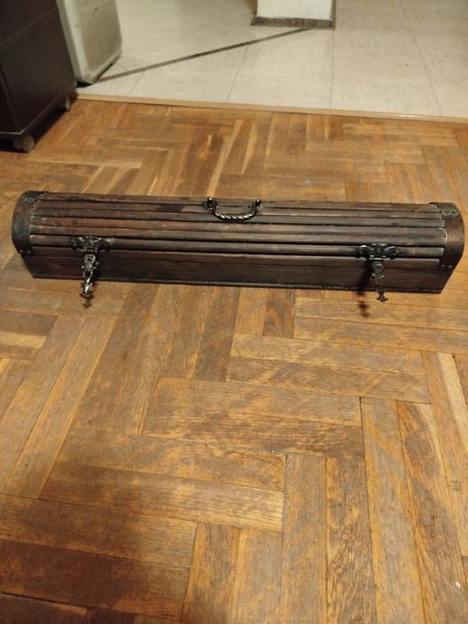 Дървен сандък/кутия с метален обков