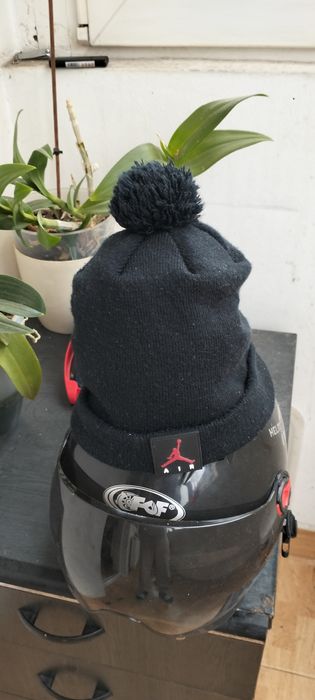 De vânzare căciulă Air Jordan,cu pompon culoare neagra