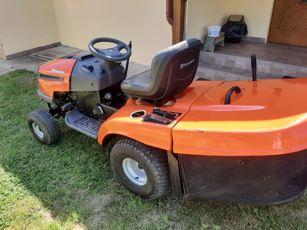 Vând tractoras husqvarna