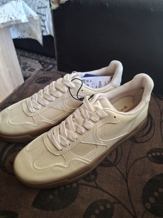 Продавам ортопедични дамски обувки  STRADIVARIUS