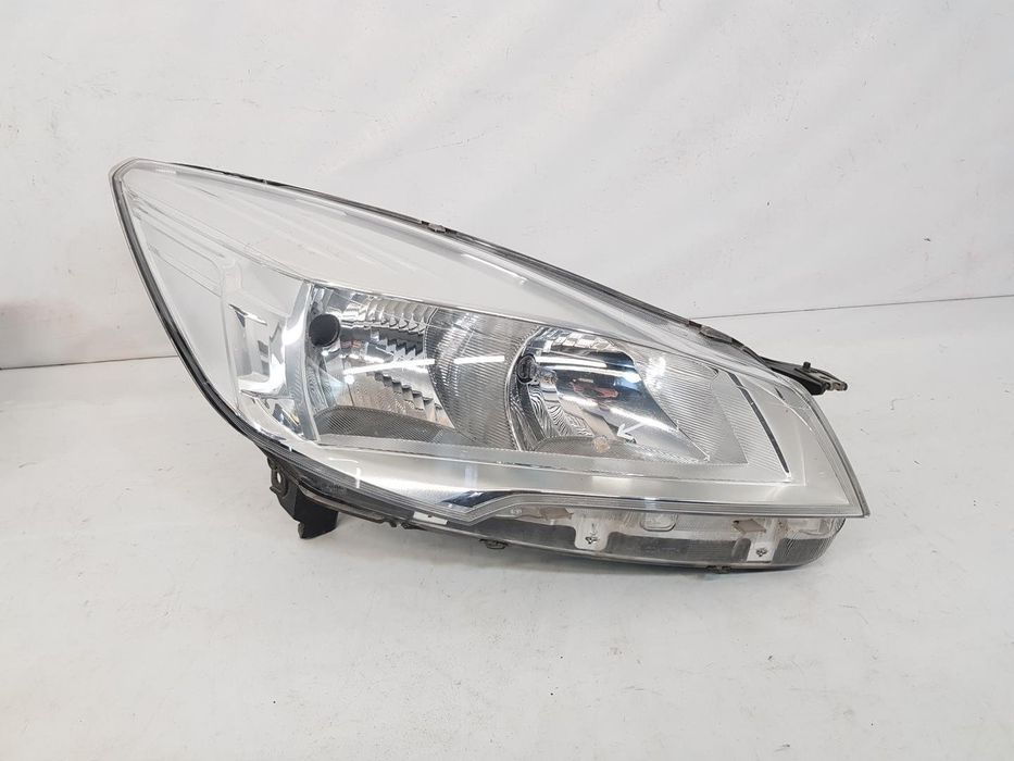 Far dreapa Ford Kuga 2 halogen dupa 2012