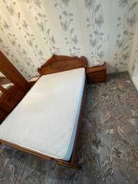 спальный диван с двумя тумбочками