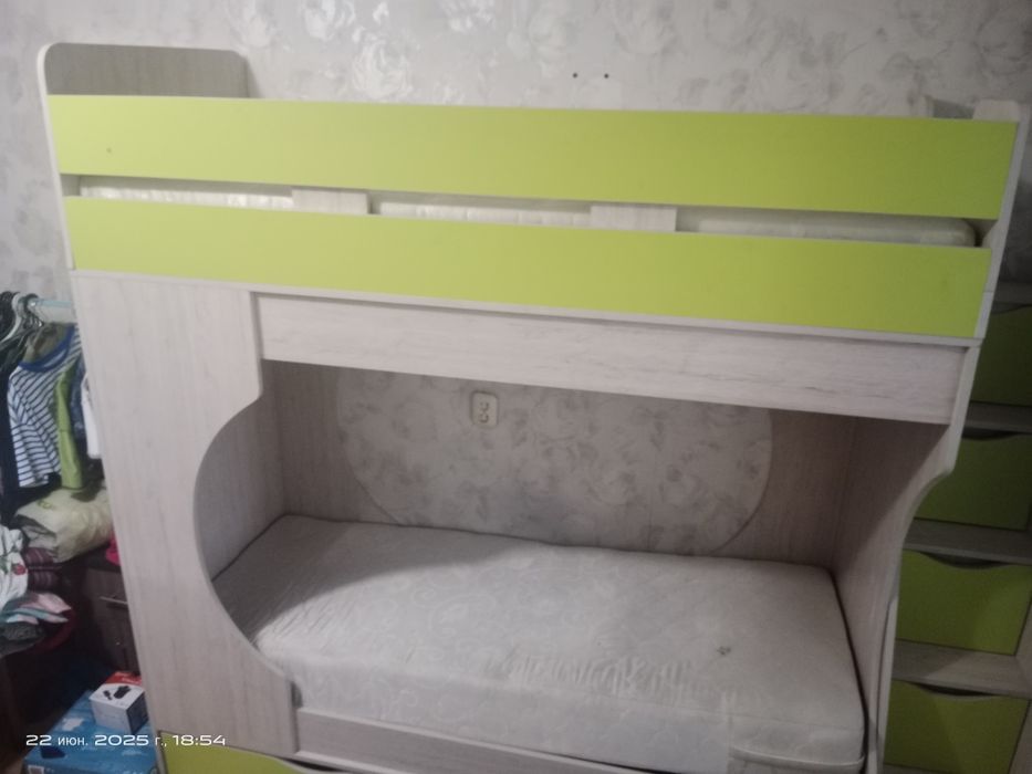 Двухъярусная кровать