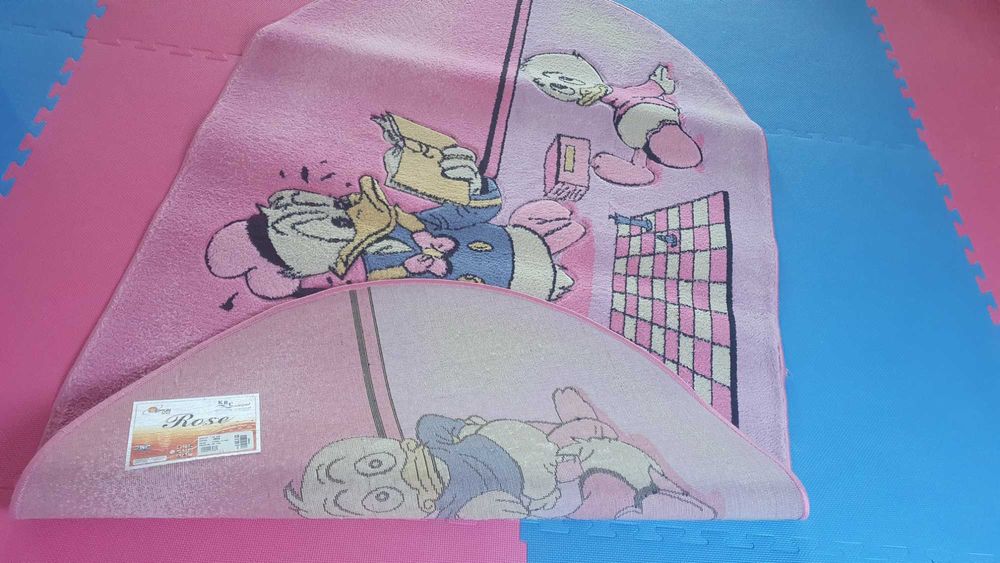 Vand Covor Donald family pentru camera fetita