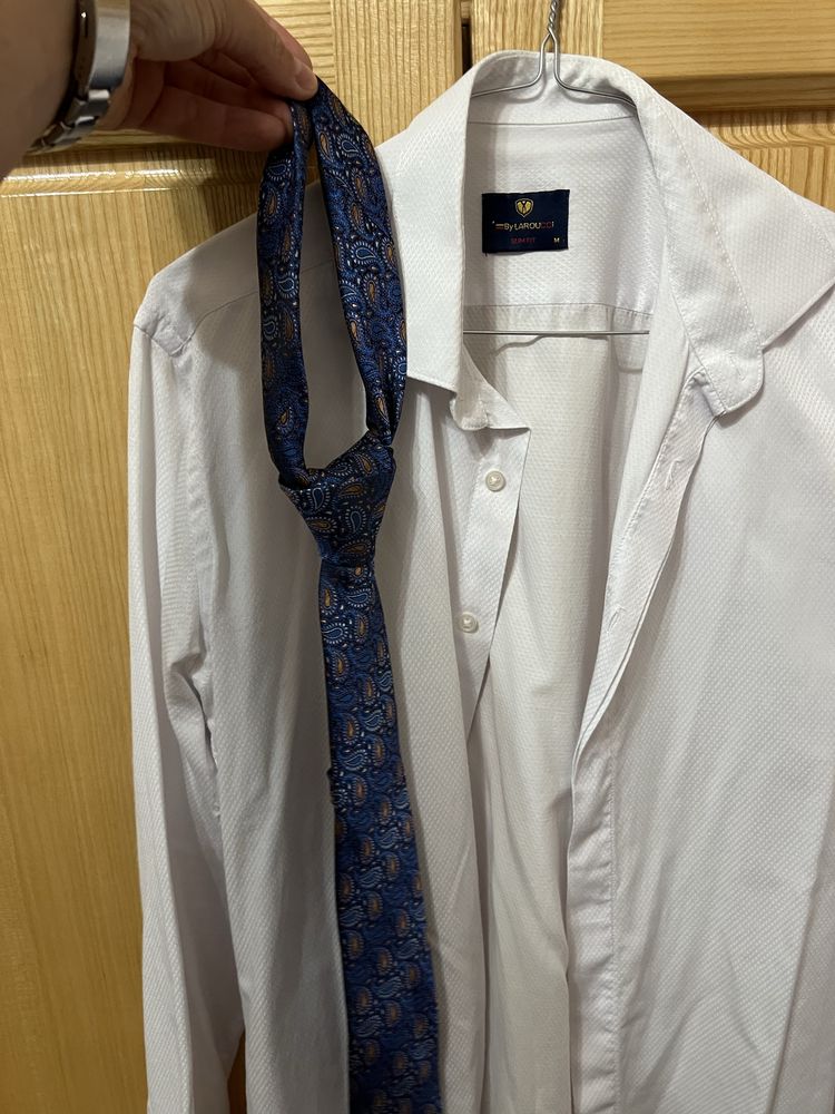 Costum albastru , marimea M, cu 3 piese + camasa + cravata
