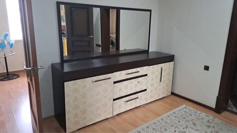 Продам шкаф с зеркалом разобранный.