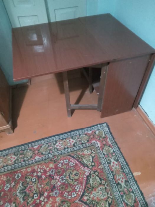 Полированный стол книжка