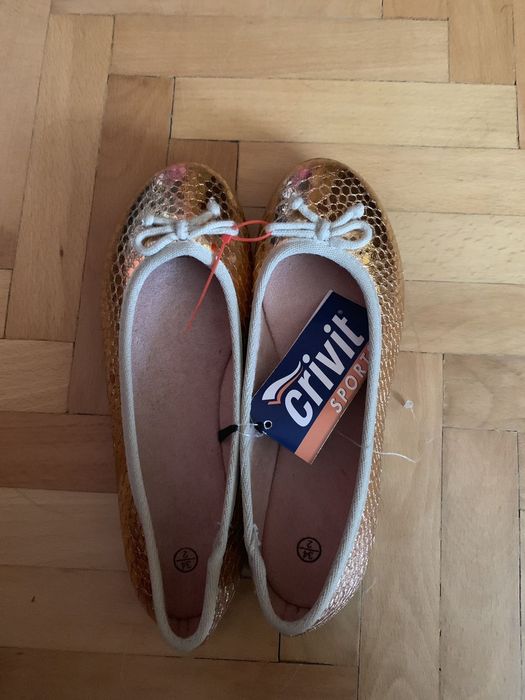 Чисто нови детски пантофки за навън