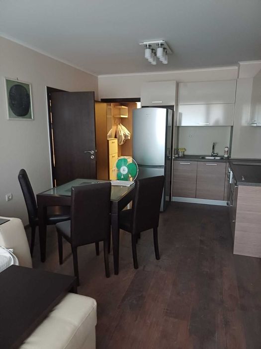 Отдава под наем тристаен апартамент