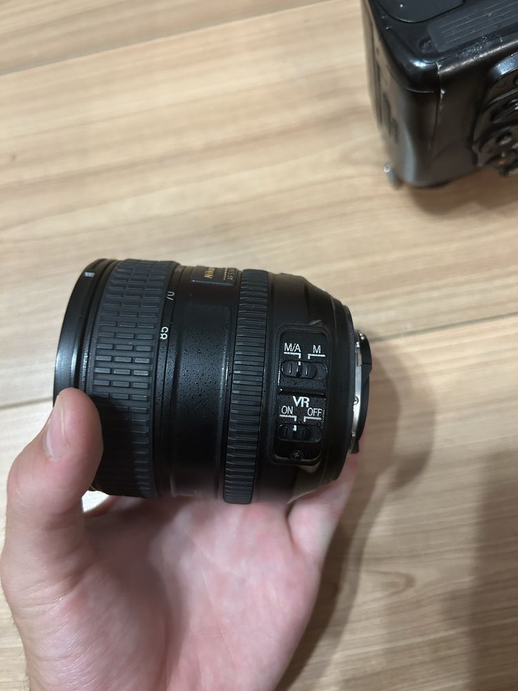 Фотоапарат Nikon D7000 комплект с обектив и аксесоар за светкавици