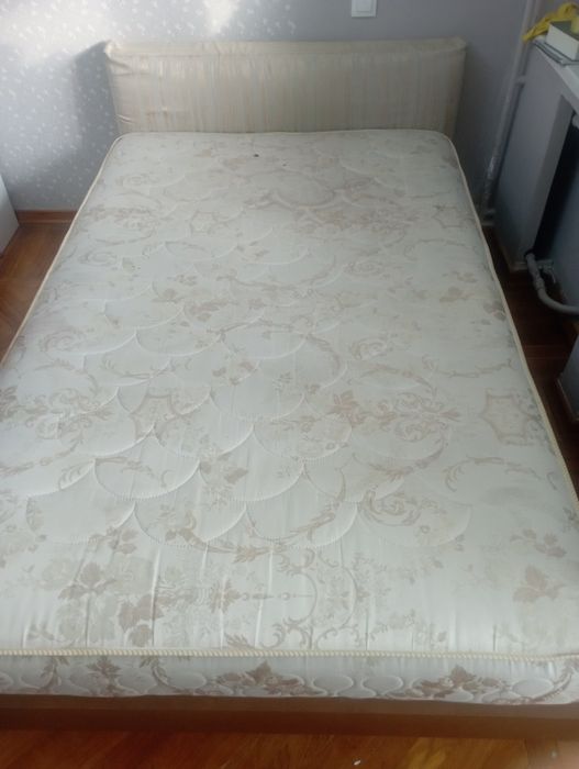 Срочно продам кровать качественную с матрацом