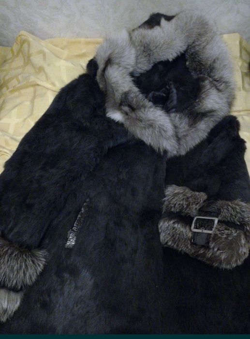 Шуба из меха кролика с чернобуркой