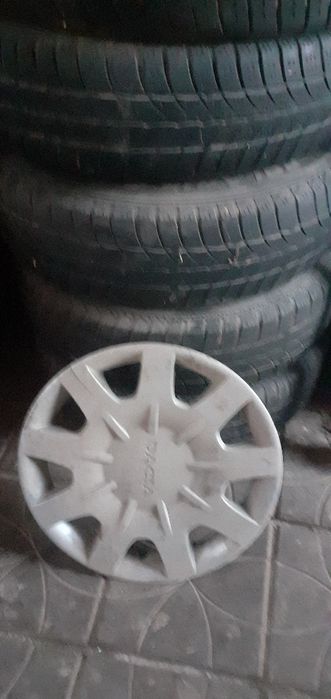 Vând un set de roti de logan pe 14 cu capace cu tot(165/80/14) 5 bucat