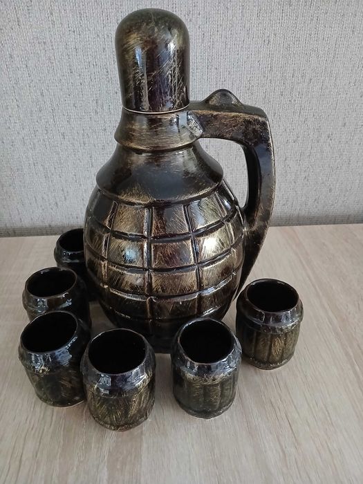Оригинальный подарок. Графин и стопки керамические.