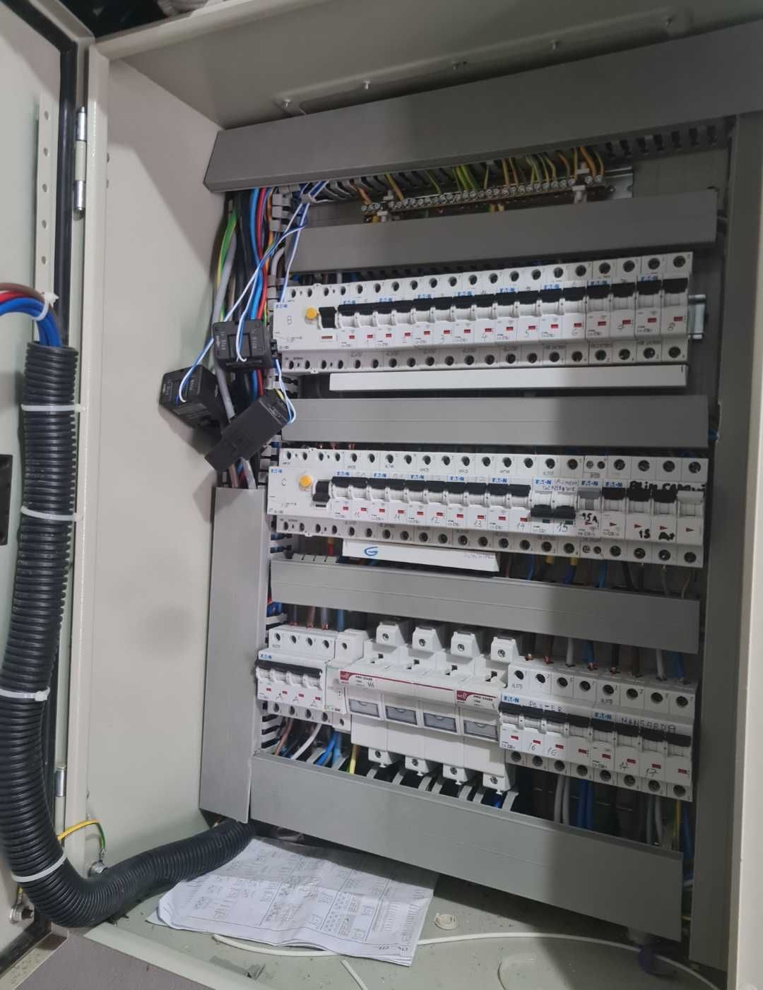 Electrician autorizat cu experiență - intervenții non-stop