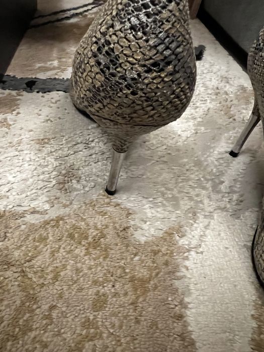 Pantofi cu toc noi cu eticheta