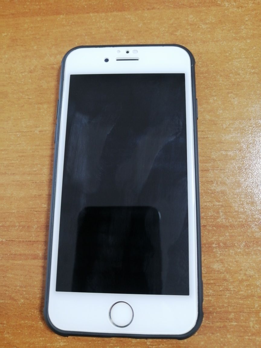 Продам IPhone 8.