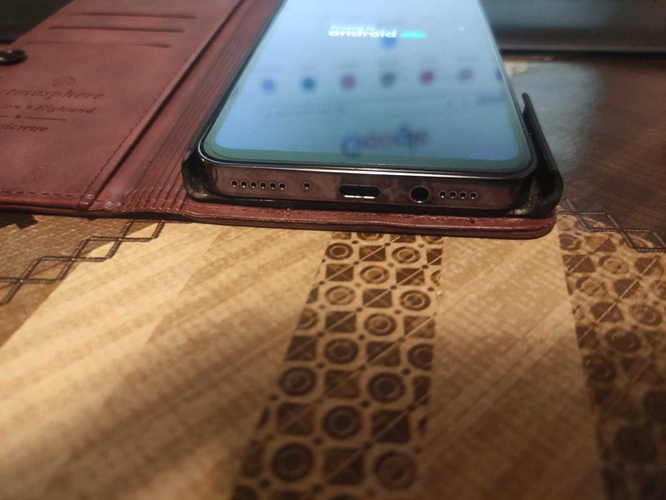 Телефон GSM 6.5 ' инча + калъф