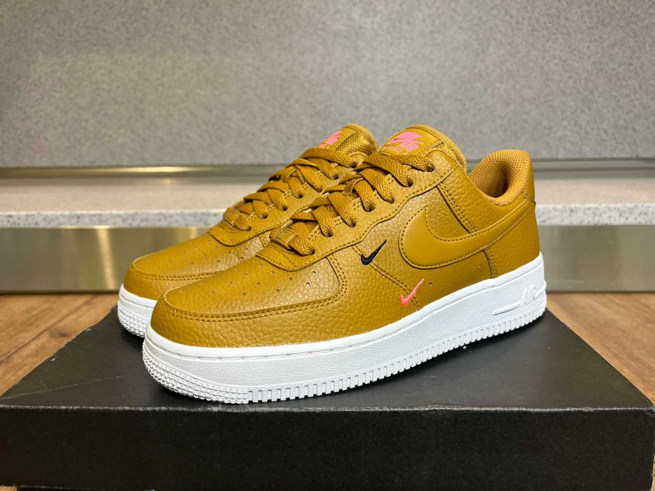 ОРИГИНАЛНИ *** Nike Air Force 1 '07 Leather / EssentiaL Mini Swoosh