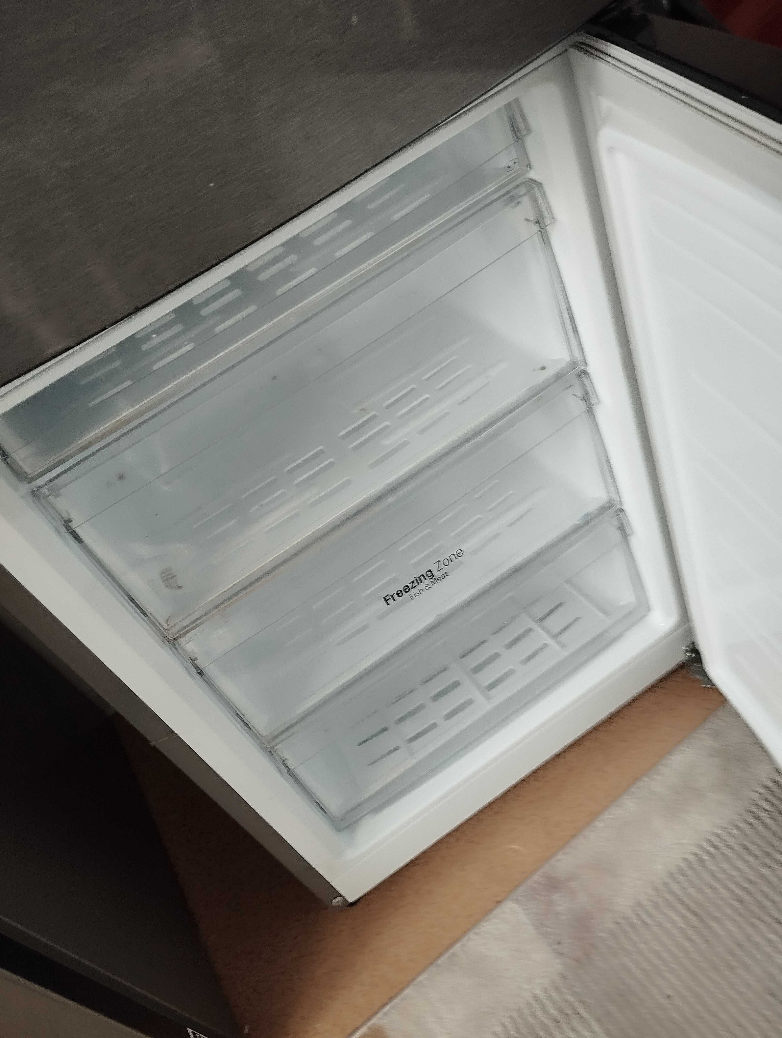 Холодильник LG серебристый