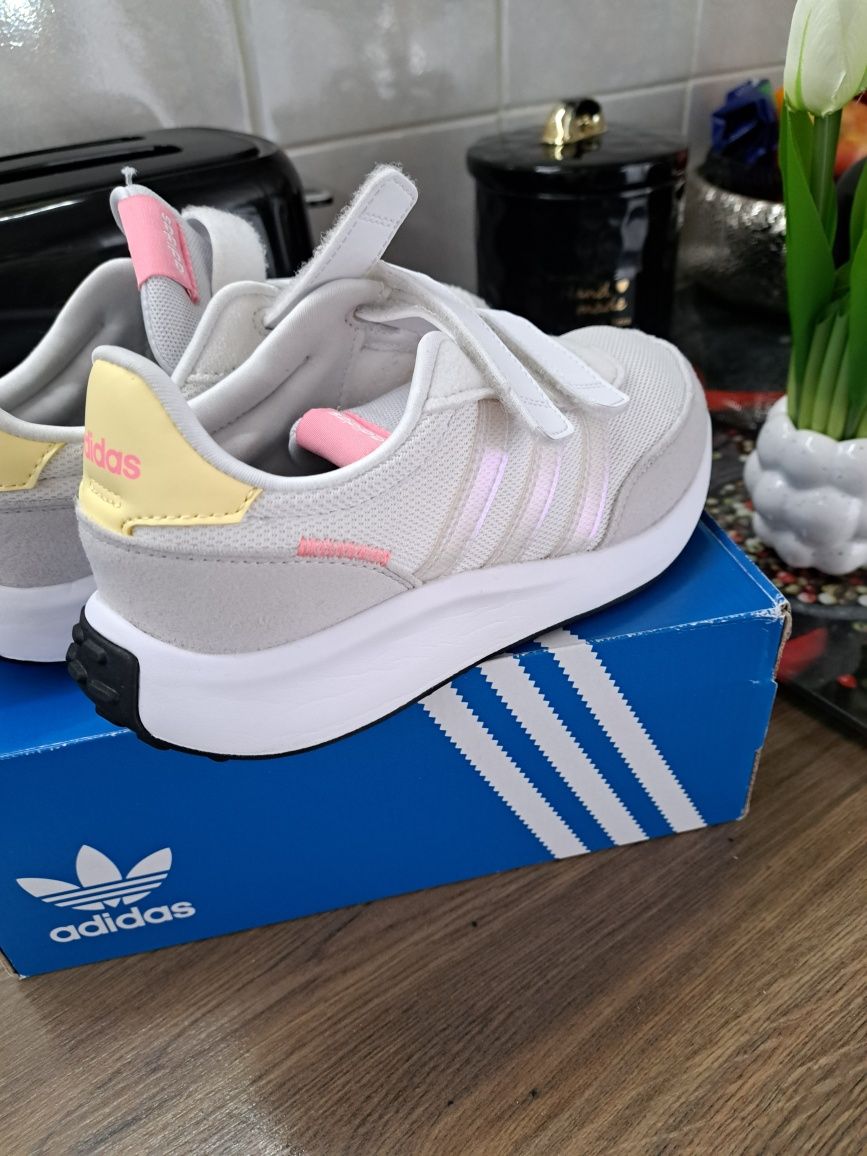 Adidasi adidas cu închidere velcro mas 35