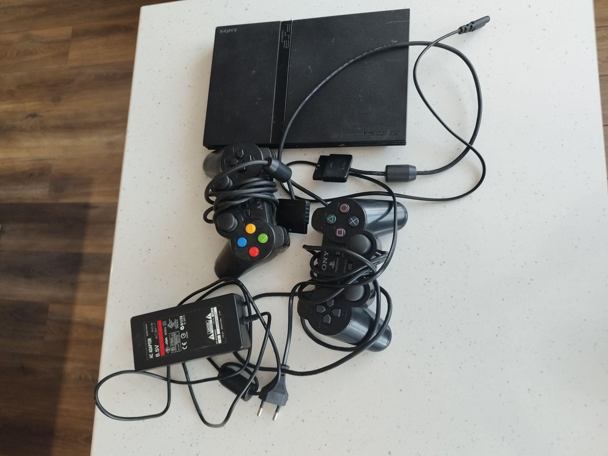 Продавам Playstation 2 с джоистици
