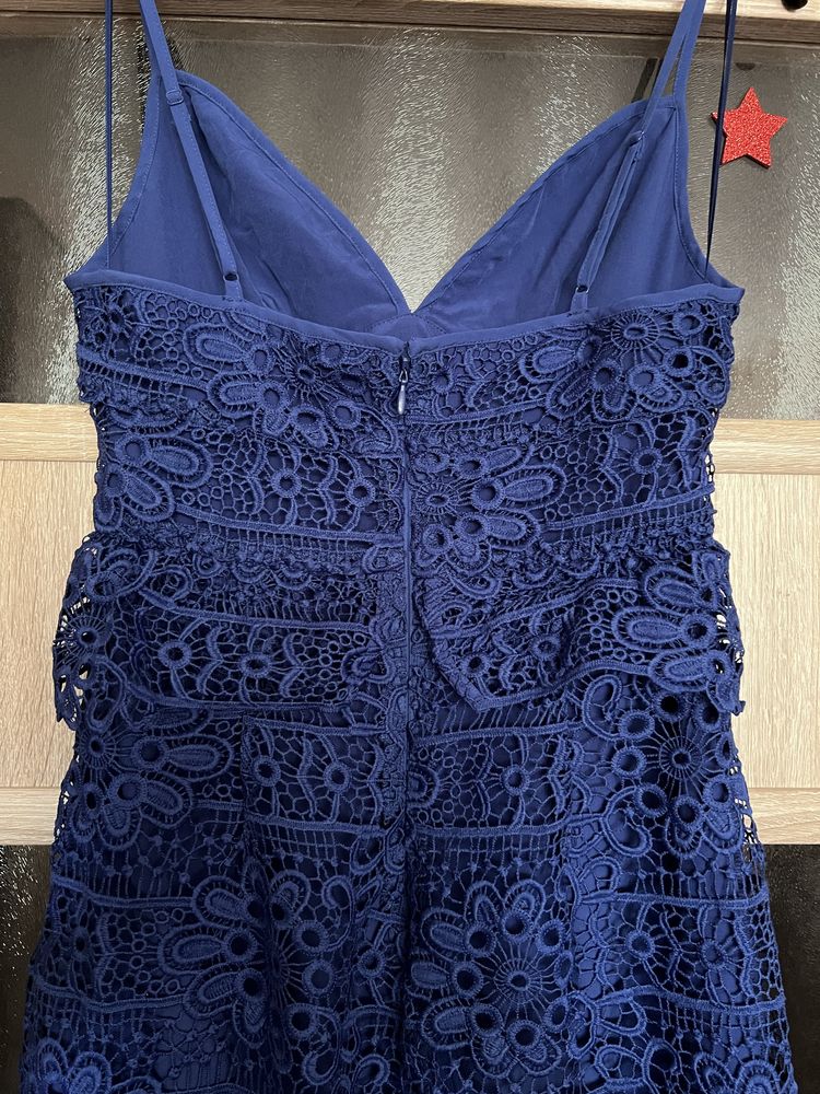 Рокля с дантела Guess