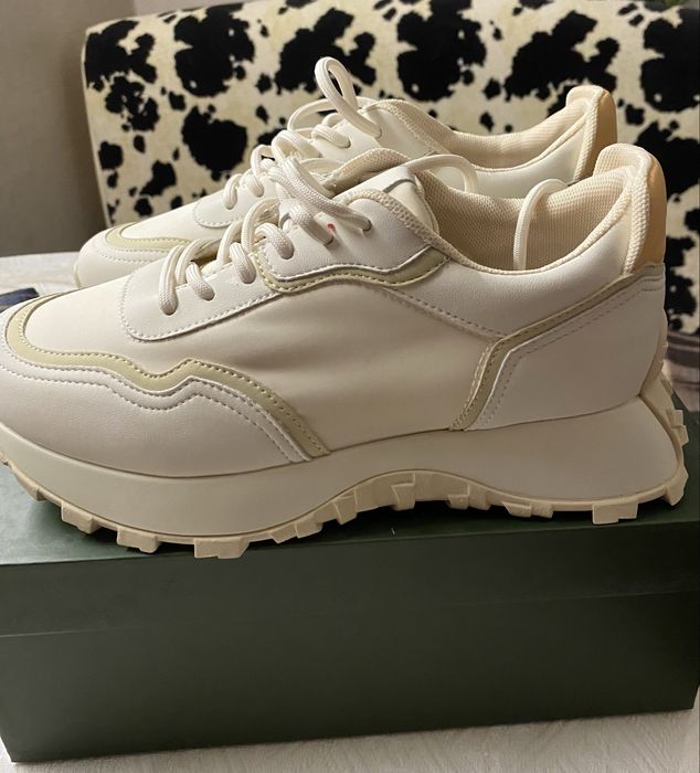 Кроссовки женские новые