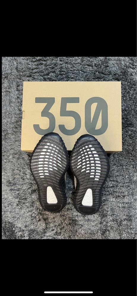 Adidas Yeezy Boost 350 V2 Carbon Beluga