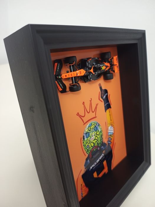 Tablou din lemn 25x20 cm – Machetă F1 Lando Norris „Campion Mondial”