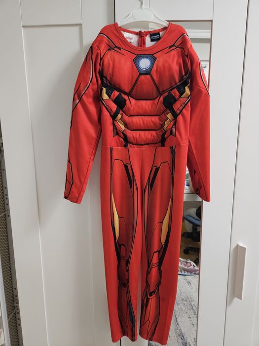Продавам детски карнавален костюм на Iron man