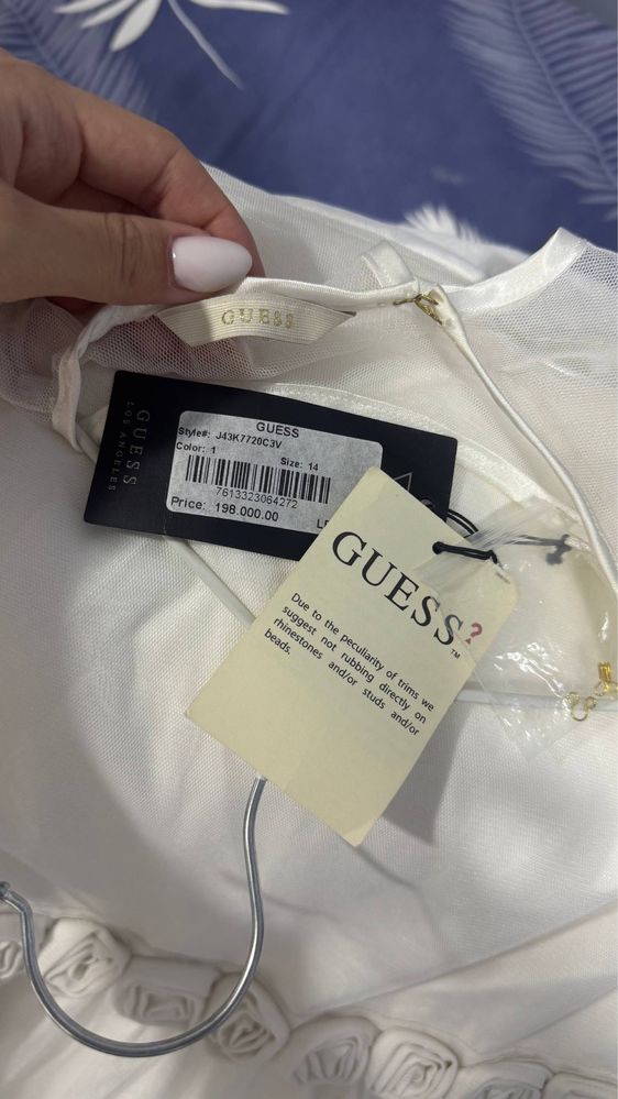 Продам новое ,неношеное платье на подростка от Guess
