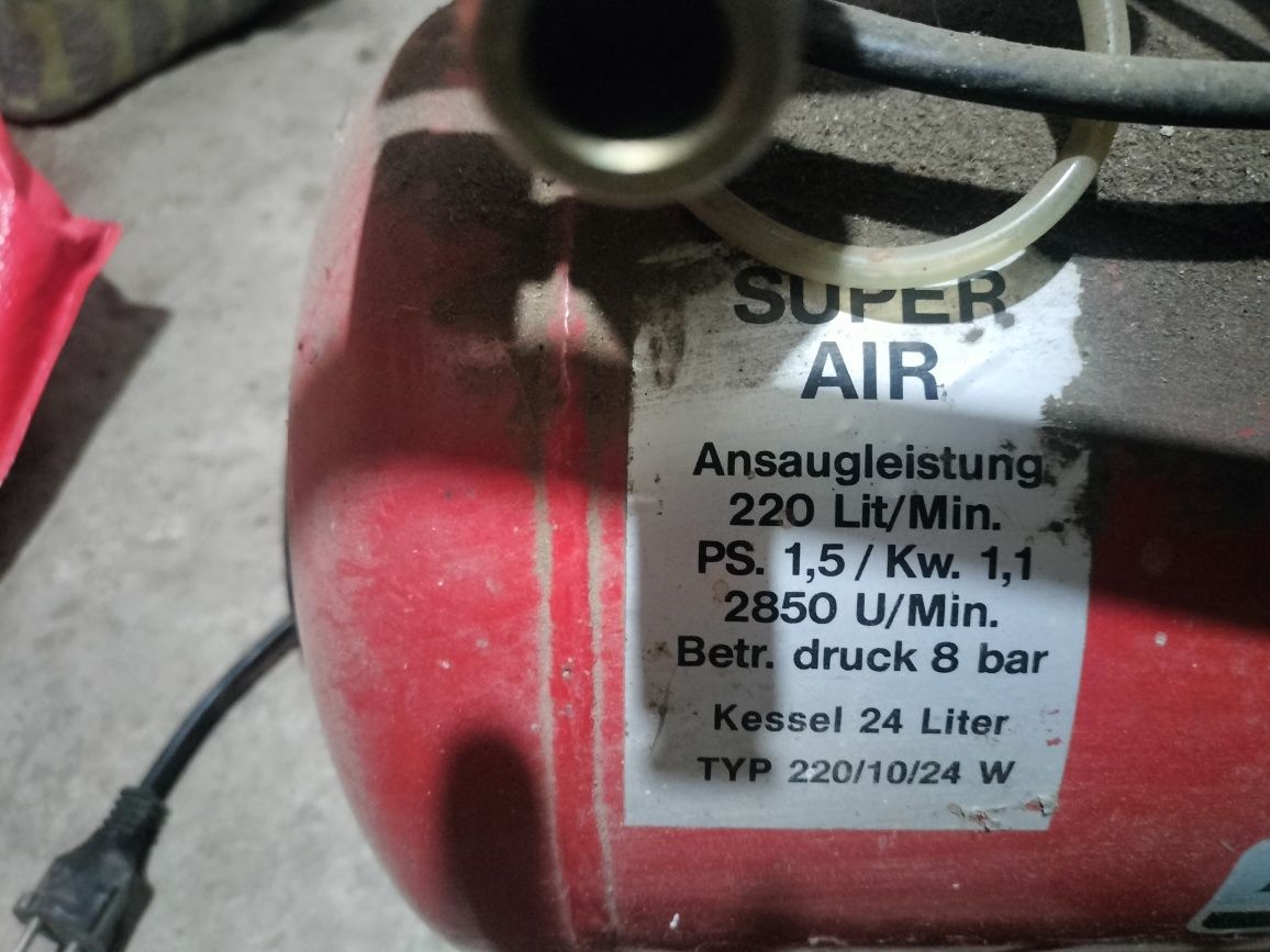 Compresor 24 l  merge la 2200 V