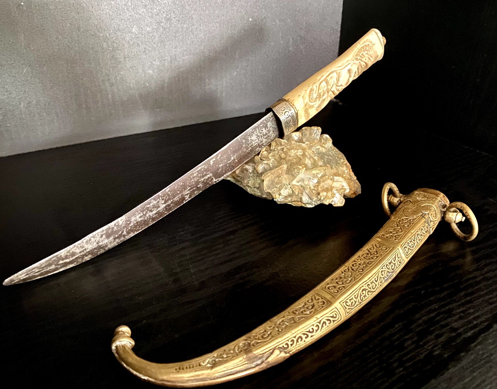 Cuțit decorativ oriental cu teacă gravată – Piesă de colecție