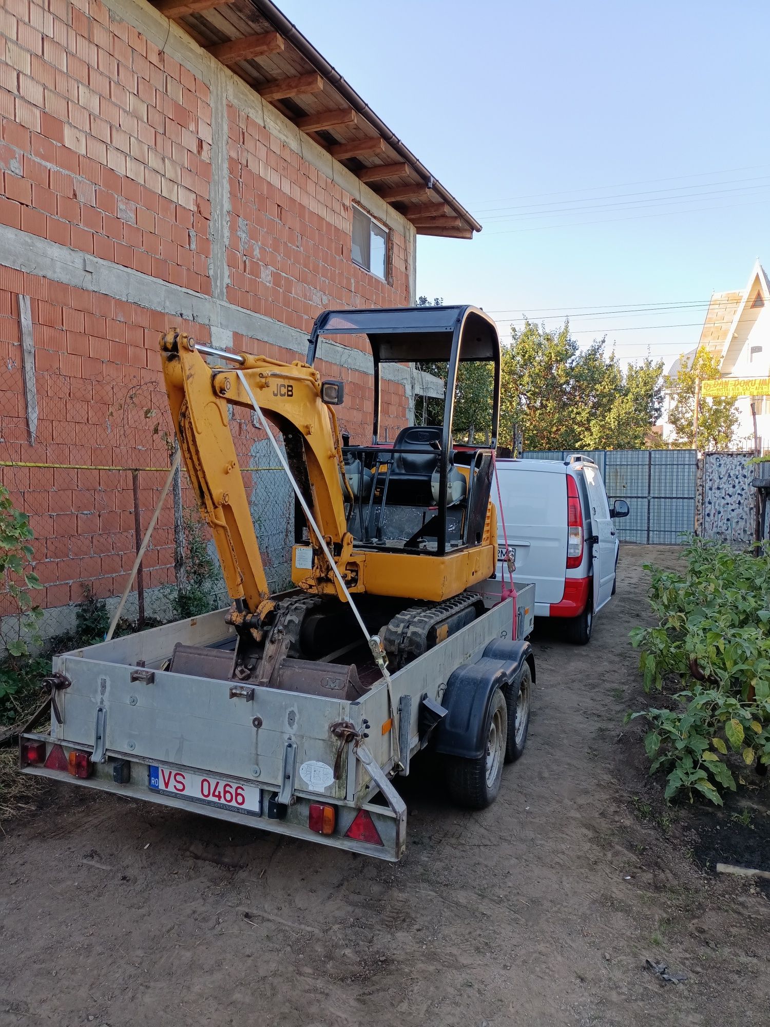 Miniexcavator cu deservent