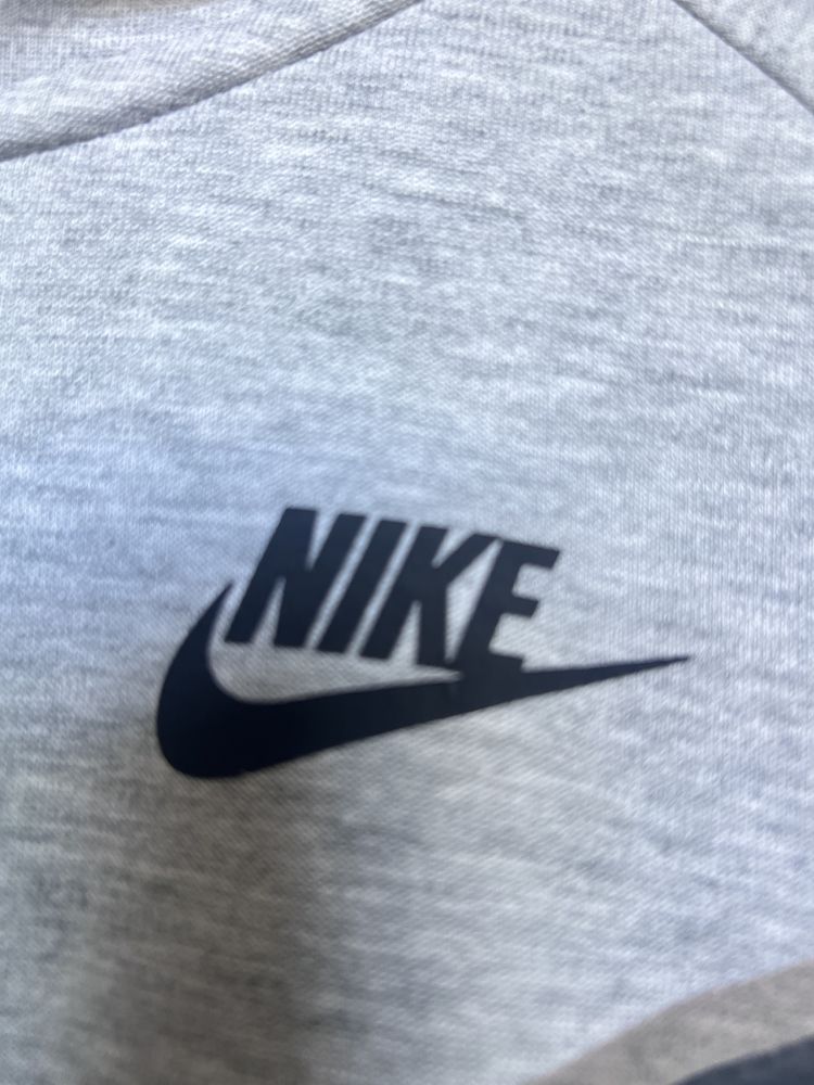 Сиво горнище Nike Tech