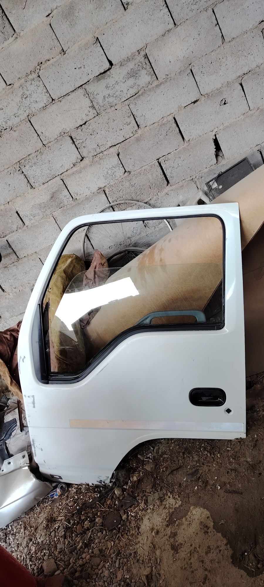 Isuzu eshik kamplekt chap tomoni