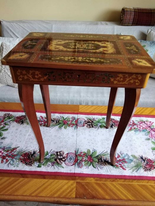 Продавам малка декоративна масичка