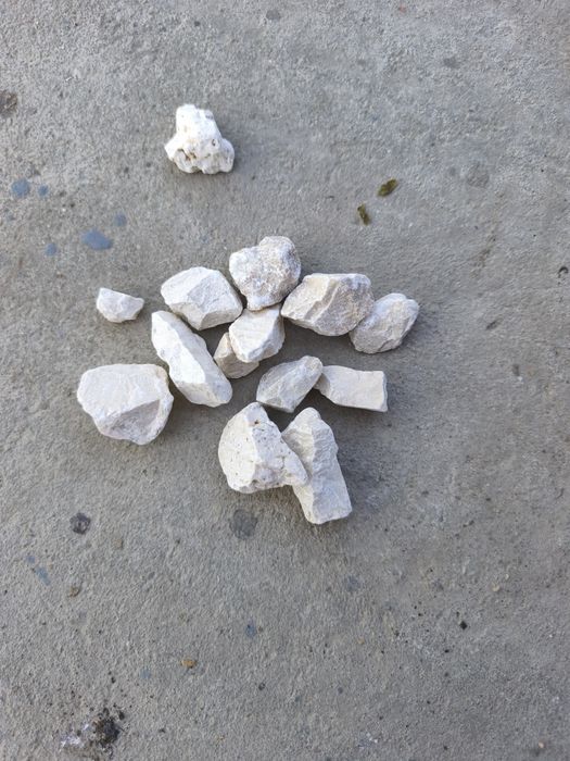 Piatră decorativa concasata granit calcar bej alb găbui