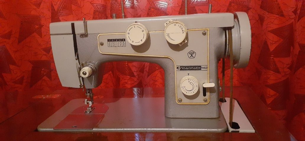 Швейная машинка Подольск 142  в отличном состоянии