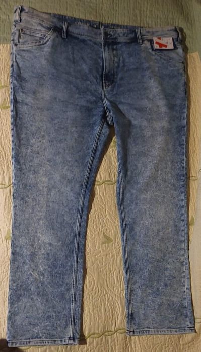 Vând blugi Denim