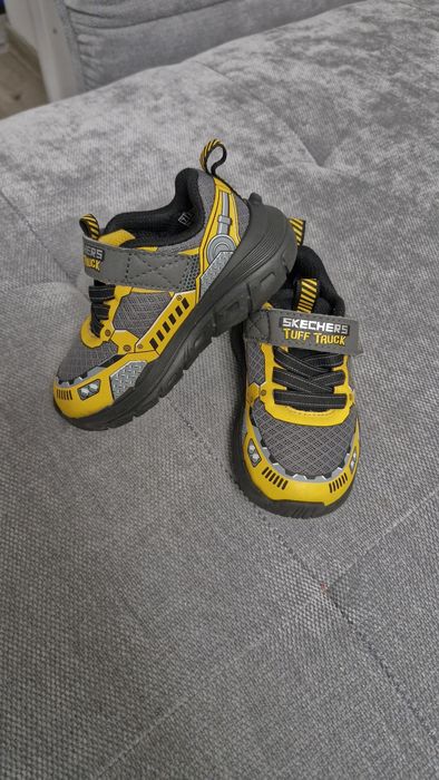 Adidasi Skechers 
Purtati 1 sezon.
Urme de uzura moderata, d