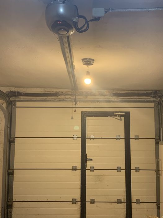 Vand usa de garaj in stare buna de functionare