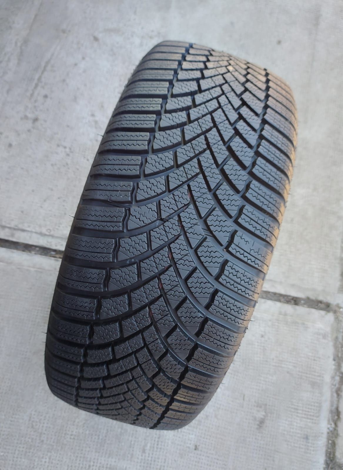 O bucată 225 45/40 R18 M+S iarnă - una Bridgestone Pirelli Michelin