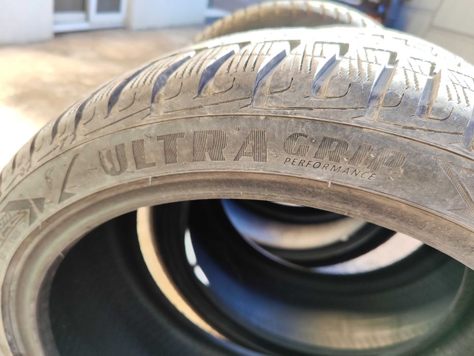 Продавам 3 гуми зимни Goodyear Ultragrip 225/40/R18