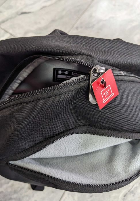 Under Armour Hustle водоустойчива черна раница от Сащ