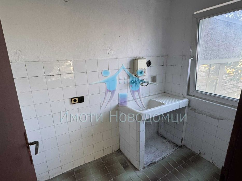 Продава се тухлен етаж от къща, в гр.Шумен, кв. Втори корпус