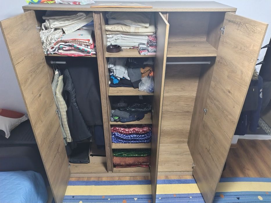 Vând șifonier haine