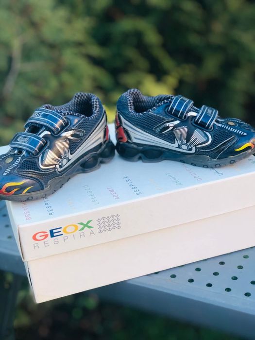 Adidasi baiat GEOX -marimea 24,inter15cm,leduri,ca piele Nike,Salomon
